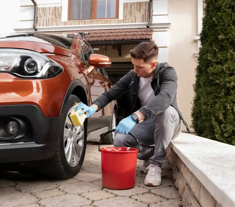 Lavage auto à domicile Durdat-Larequille : professionnel intervenant sur un véhicule